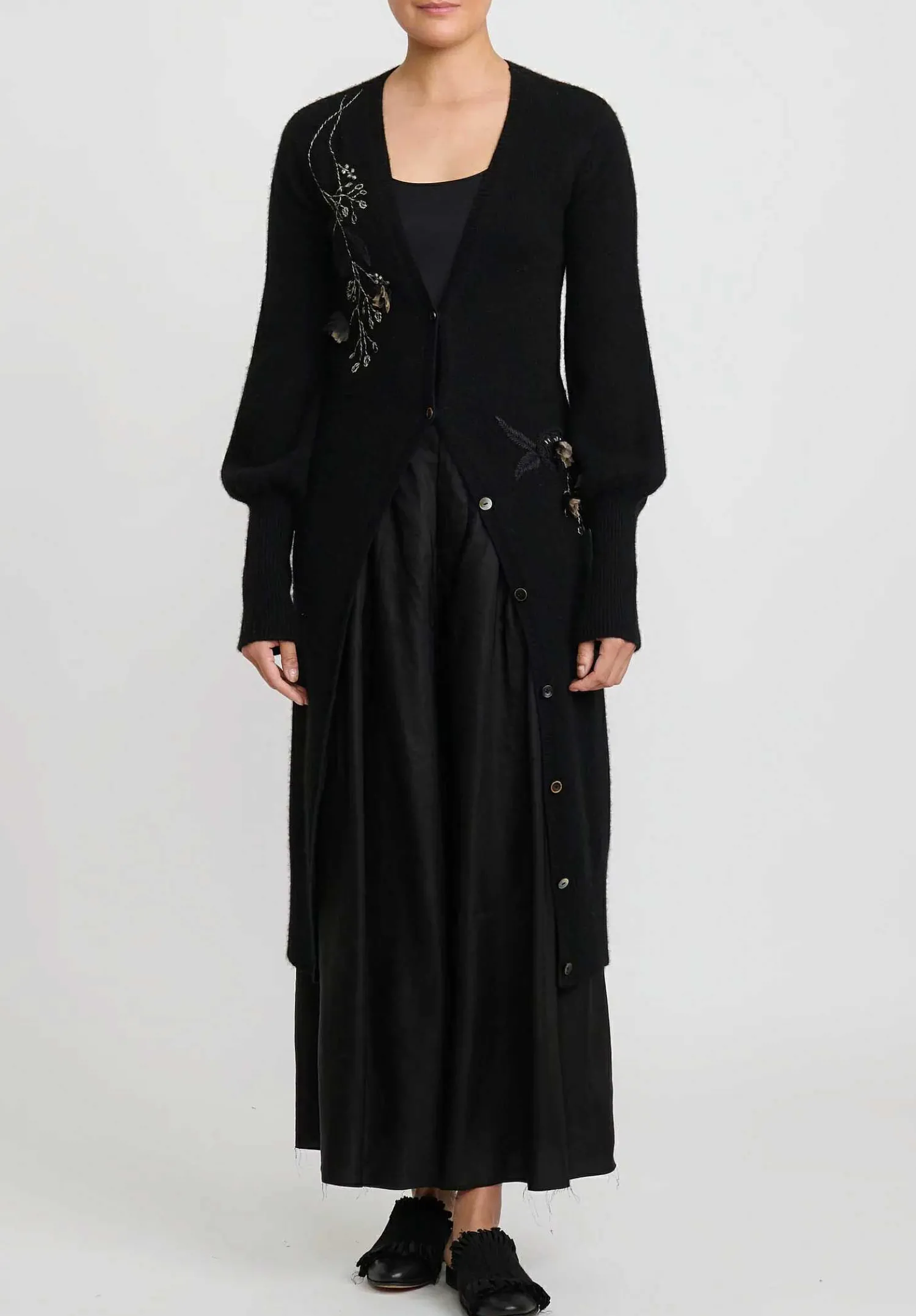 A Tentative Atelier Cashmere Embroidered ''Berthe D.'' Bishop Sleeve Duster In Black