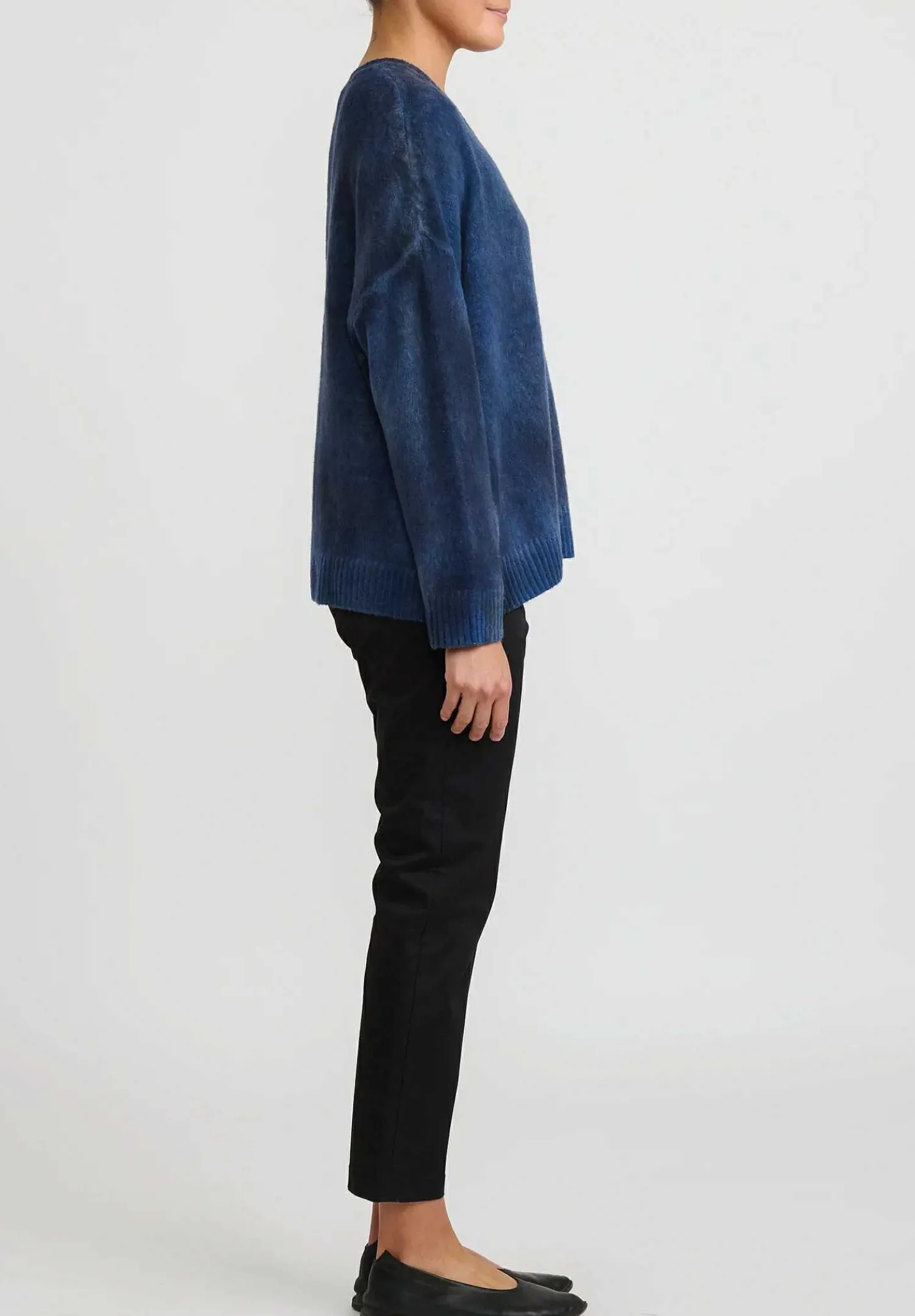 Avant Toi Hand-Painted Brushed Cashmere Maglia V-Neck Sweater In Nero Genziana Blue