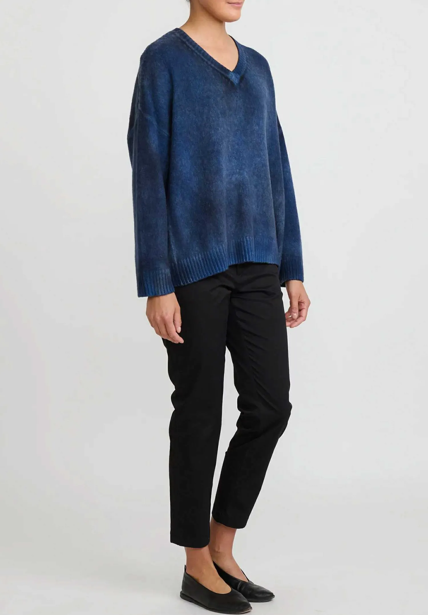 Avant Toi Hand-Painted Brushed Cashmere Maglia V-Neck Sweater In Nero Genziana Blue