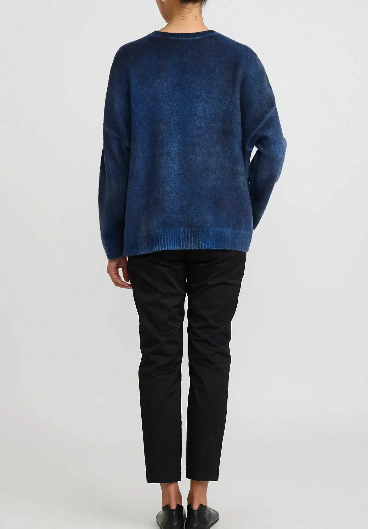 Avant Toi Hand-Painted Brushed Cashmere Maglia V-Neck Sweater In Nero Genziana Blue