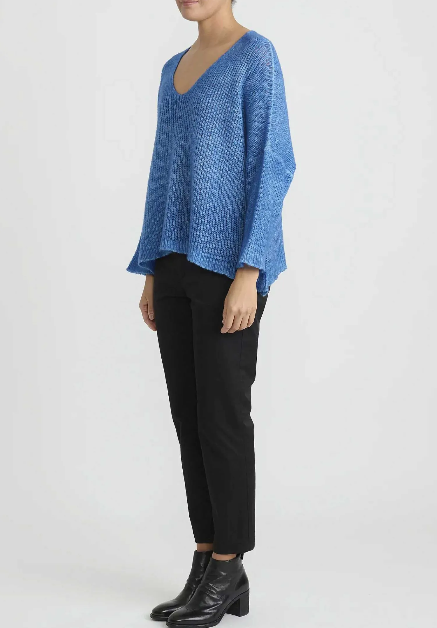Avant Toi Hand-Painted Cashmere And Silk Loose Knit V-Neck Sweater In Genziana Blue